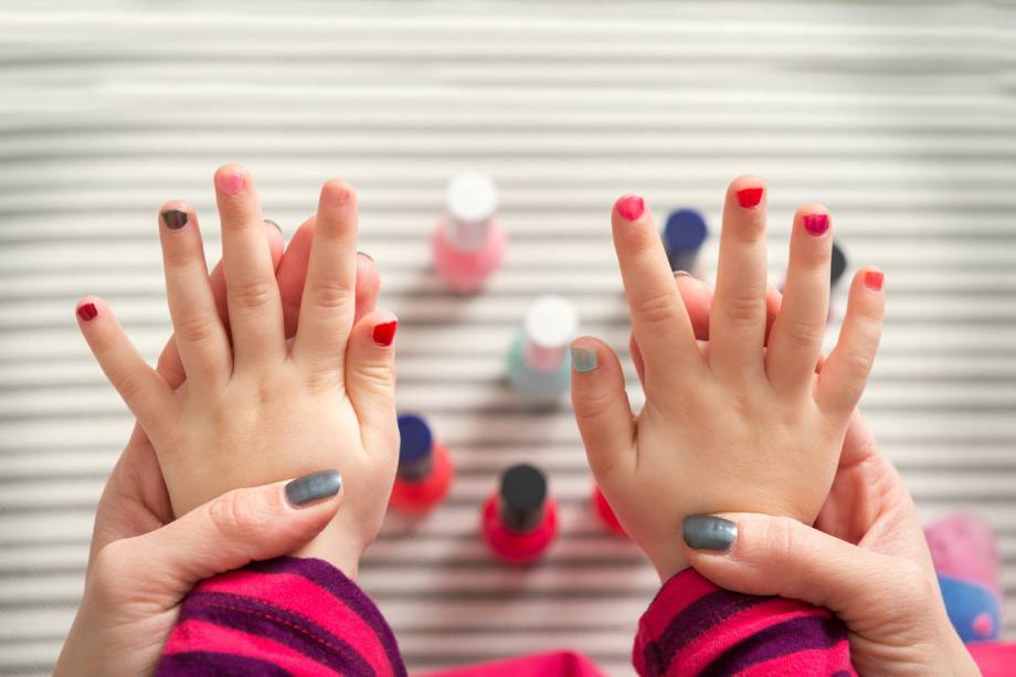 С 2-годишно при маникюристката main image