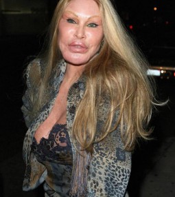 article Не правете като тях: Жената-котка thumbnail