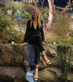 article Когато си на 40+, майка и знаменитост: Красивите тайни на Гуинет Полтроу thumbnail