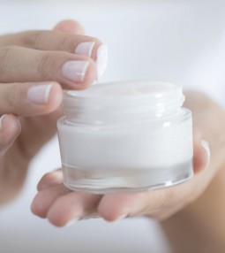 article 5 причини ноктите да пожълтяват thumbnail